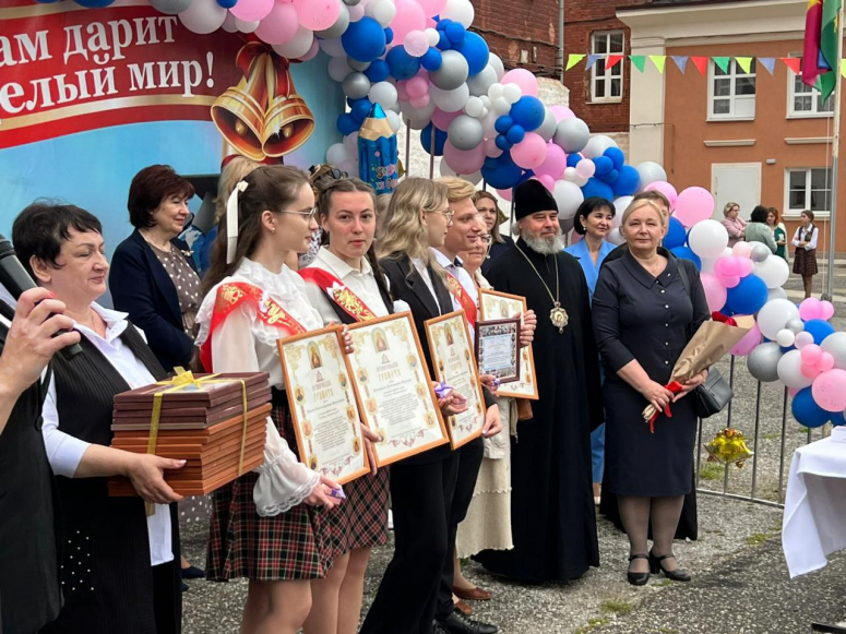 ПРАЗДНИЧНАЯ ЛИНЕЙКА В &quot;ТЕХНИКО-ЭКОНОМИЧЕСКОМ &quot; ЛИЦЕЕ ГОРОДА НОВОРОССИЙСКА. НАГРАЖДЕНИЕ КОМАНДЫ ПЕДАГОГОВ И ДОБРОВОЛЬЦЕВ «ГОСТИНОЙ МИЛОСЕРДИЕ»