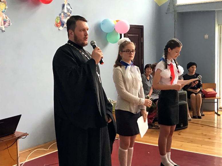 Священнослужитель посетил Последний звонок в школе № 23 поселка Целинного
