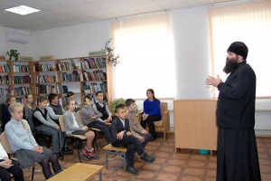 Священник встретился сот школьниками в Гостагаевской сельской библиотеке