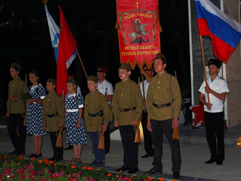 Молодое поколение патриотов Анапы приняло участие в церковно-гражданской панихиде