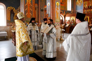 Божественная литургия в день памяти апостола и евангелиста Иоанна Богослова в храме преподобного Сергия Радонежского на Архиерейском подворье села Дивноморское