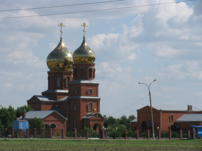 В день Радоницы Глава Новороссийской епархии совершил Литургию и пасхальное поминовение усопших в Свято-Пантелеимоновском храме города Славянска-на-Кубани