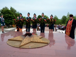 Молодежный пасхальный крестный ход на «Сопку Героев» в Крымском благочинии