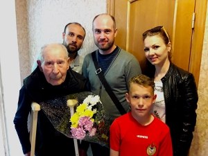 Активисты православного молодежного движения "Верность" провели социальную акцию, поздравив ветеранов с праздником Победы