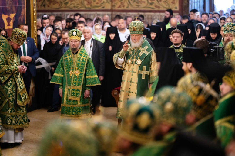 В ДЕНЬ ПАМЯТИ ПРЕПОДОБНОГО СЕРГИЯ РАДОНЕЖСКОГО ГЛАВА НОВОРОССИЙСКОЙ ЕПАРХИИ СОСЛУЖИЛ ПРЕДСТОЯТЕЛЮ РУССКОЙ ЦЕРКВИ В УСПЕНСКОМ СОБОРЕ ТРОИЦЕ-СЕРГИЕВОЙ ЛАВРЫ