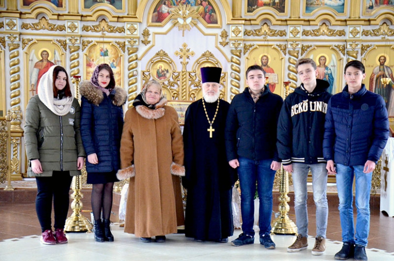 Встреча священнослужителя со студентами в храме святого благоверного князя Александра Невского города Темрюк