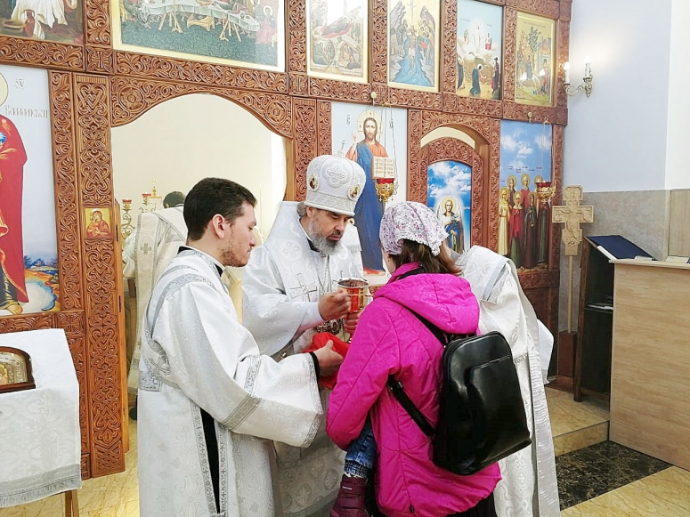 Божественная литургия в храме святых Жен-Мироносиц в городе Новороссийске