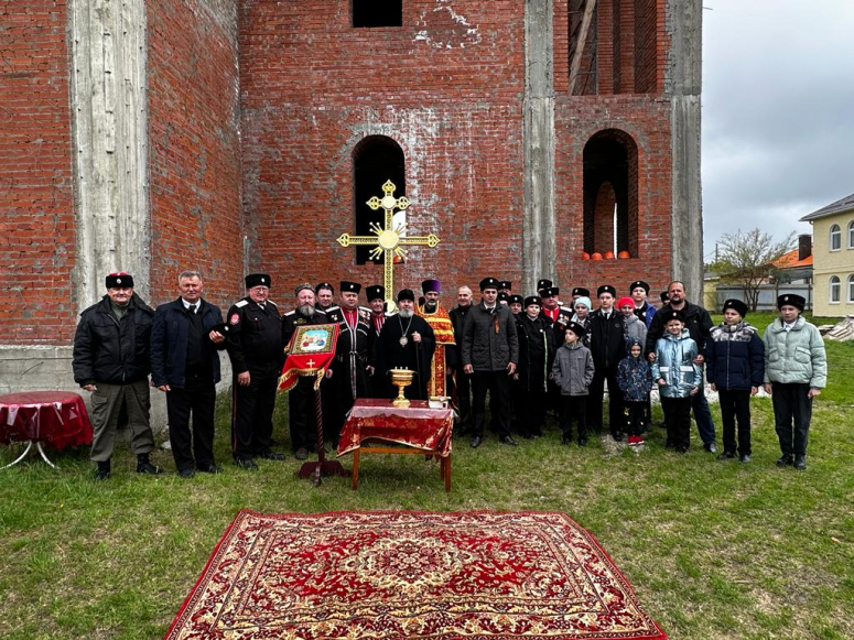 ЦЫБАНОБАЛКА. ОСВЯЩЕНИЕ КРЕСТА И КУПОЛОВ СТРОЯЩЕГОСЯ ХРАМА В ЧЕСТЬ ТРЕХ СВЯТИТЕЛЕЙ.