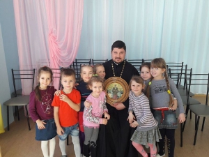 Священник посетил детский сад &laquo;Красная шапочка&raquo; с. Михайловский перевал